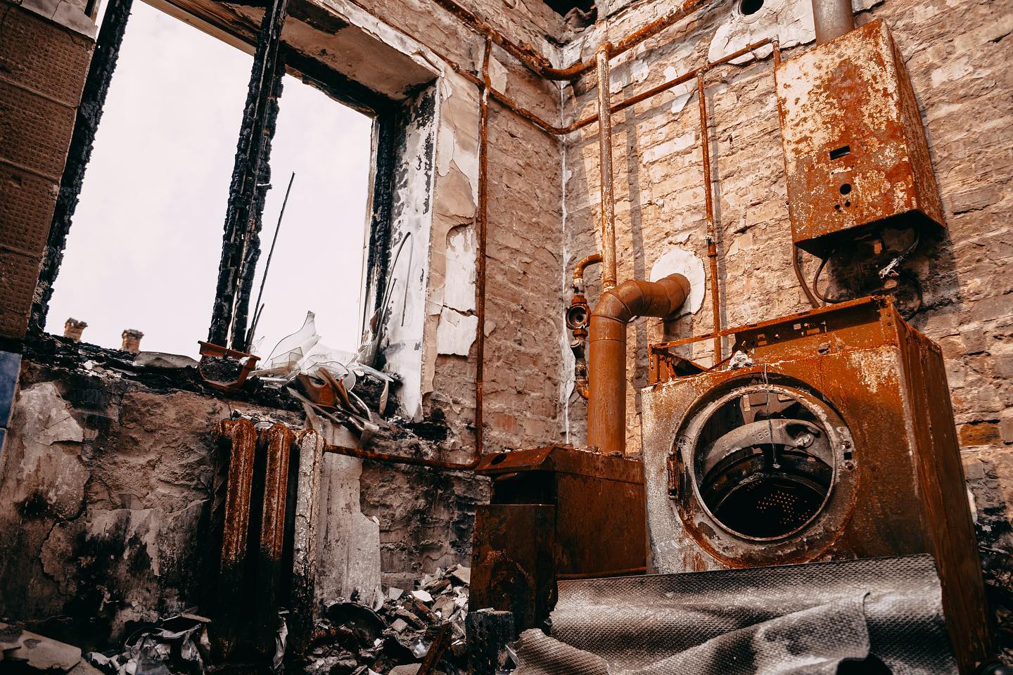 Мандрівники їздять Україною, розбираючи завалені домівки: як живуть і працюють magic-люди