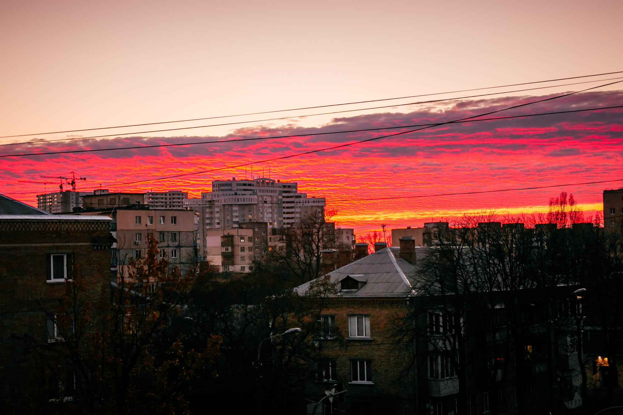 Над Києвом "палало" небо: дивіться неймовірні фото вогняного заходу сонця