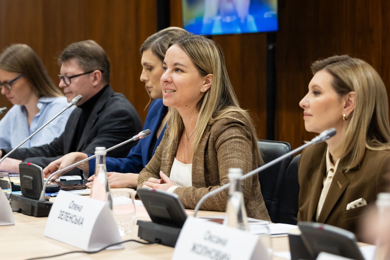 Зеленська в лаконічному костюмі розповіла про важливість зростання дітей у повноцінній родині