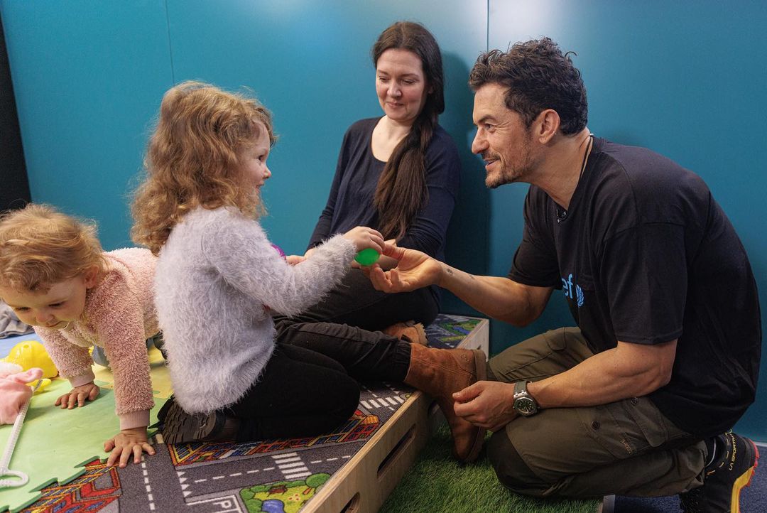 Краш Орландо Блум прогулялся по улицам Киева и поиграл с детьми: фото и видео