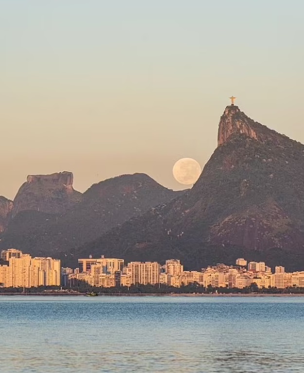 Фотограф витратив три роки, щоб зняти статую Христа-Спасителя з Місяцем в руках. Нарешті йому це вдалося