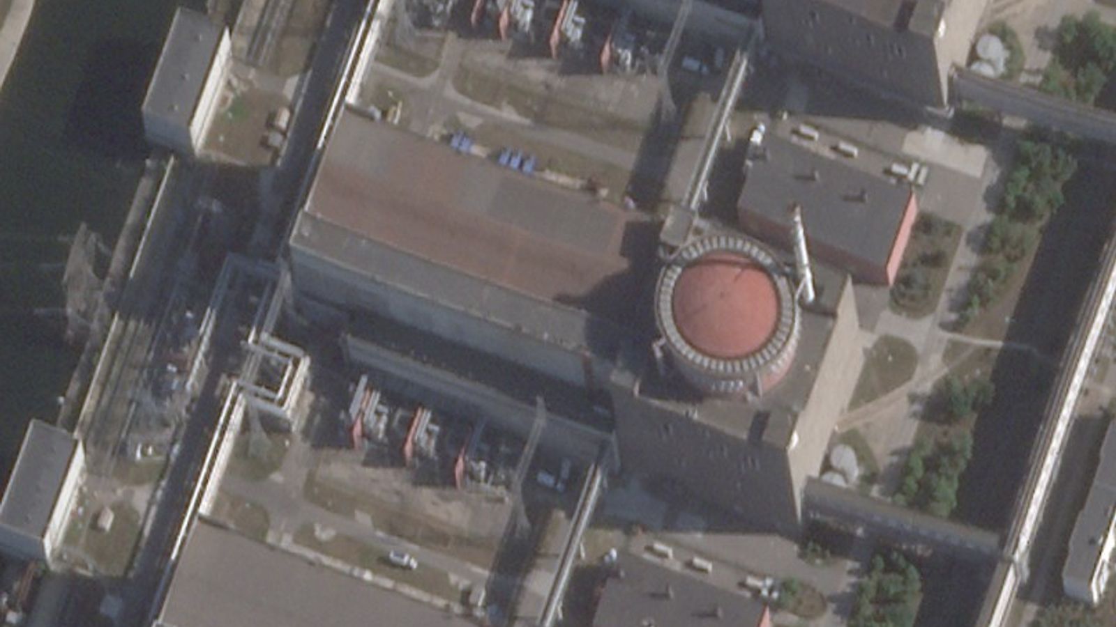 Супутникові знімки зафіксували невідомі об'єкти на даху блоку Запорізької АЕС