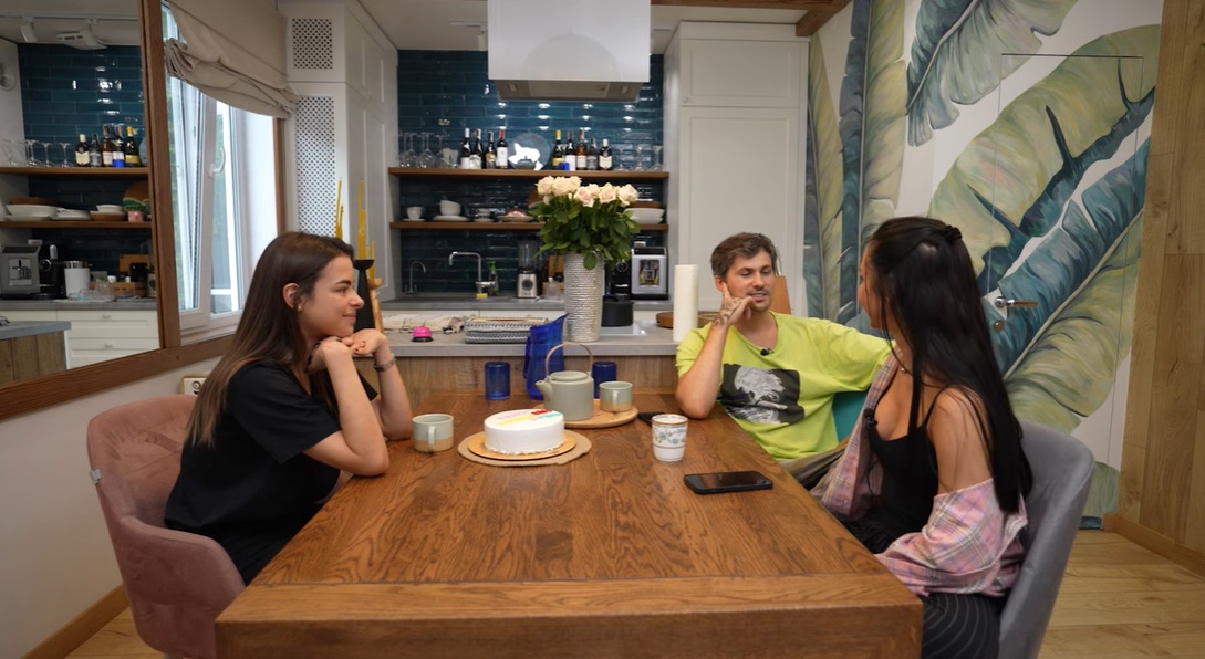 На потолке звезды, а на стенах - лес. Как выглядит шикарный дом Жени Кота и его жены под Киевом (видео)