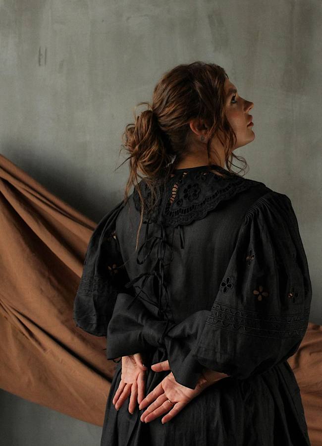 Українське етно та сучасні тренди. Саша Заріцька у розкішній вишитій сукні вражає вишуканістю (фото)