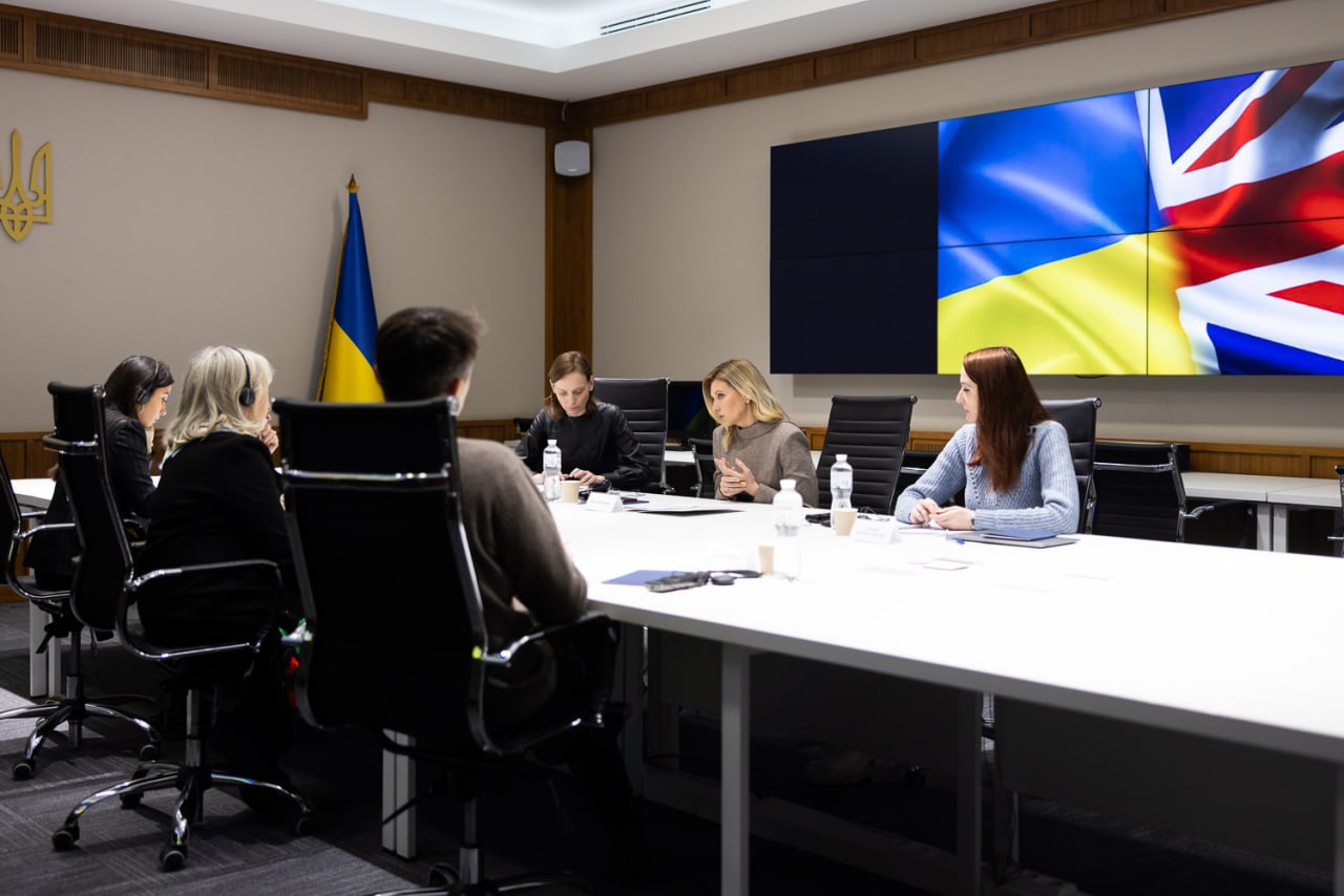 Елена Зеленская поразила новым костюмом с оригинальным воротником (фото)