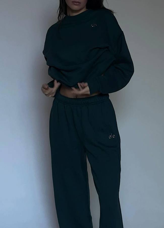 Кендалл Дженнер показала, як прикрасила свою домівку до Різдва (фото)