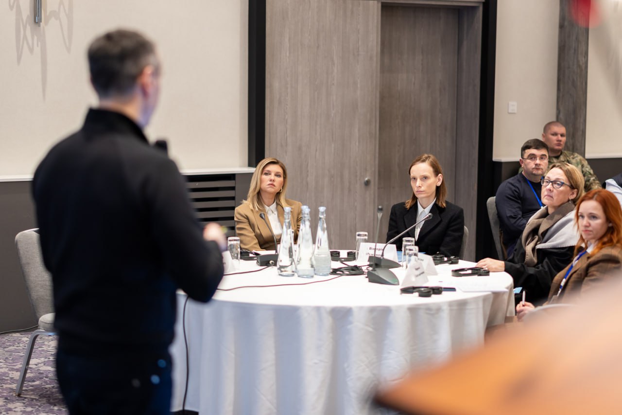 Елена Зеленская показала новый образ в пастельных тонах (фото)