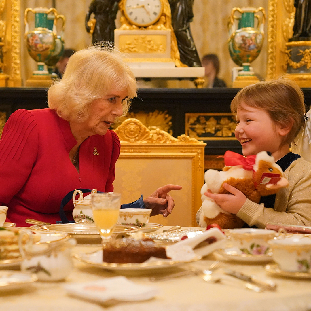 Королева Камилла устроила специальное чаепитие для слепой девочки и ее игрушки (фото)