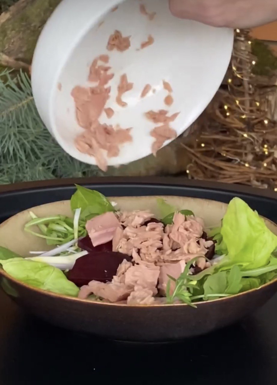 Святковий салат з буряка, який можна їсти навіть вночі