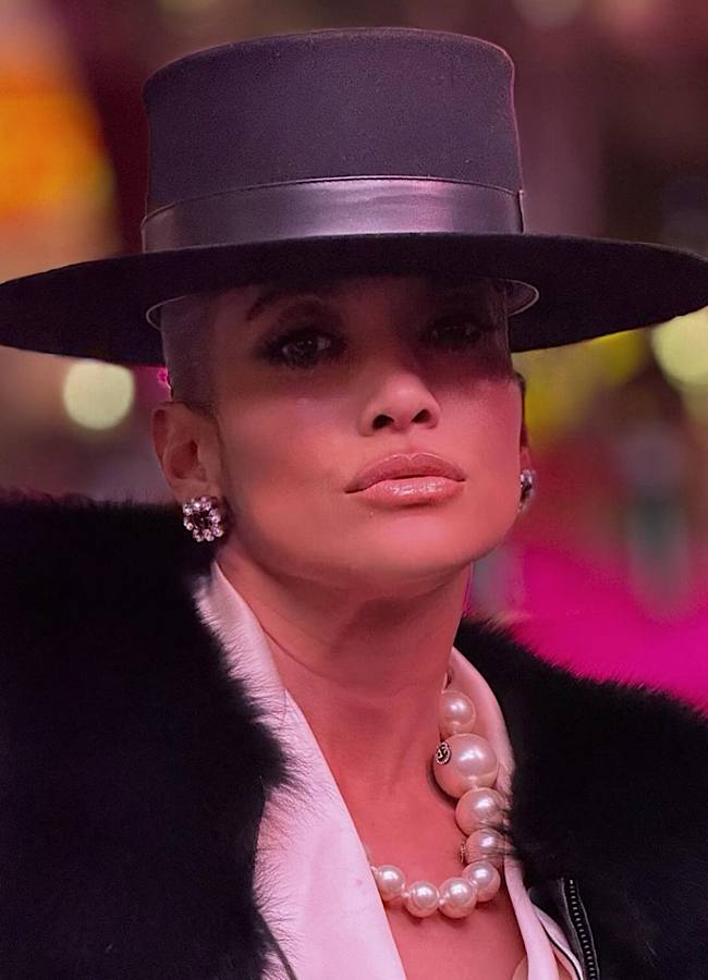 Джей Ло показала, як стильно поєднати капелюх з білим костюмом (фото)