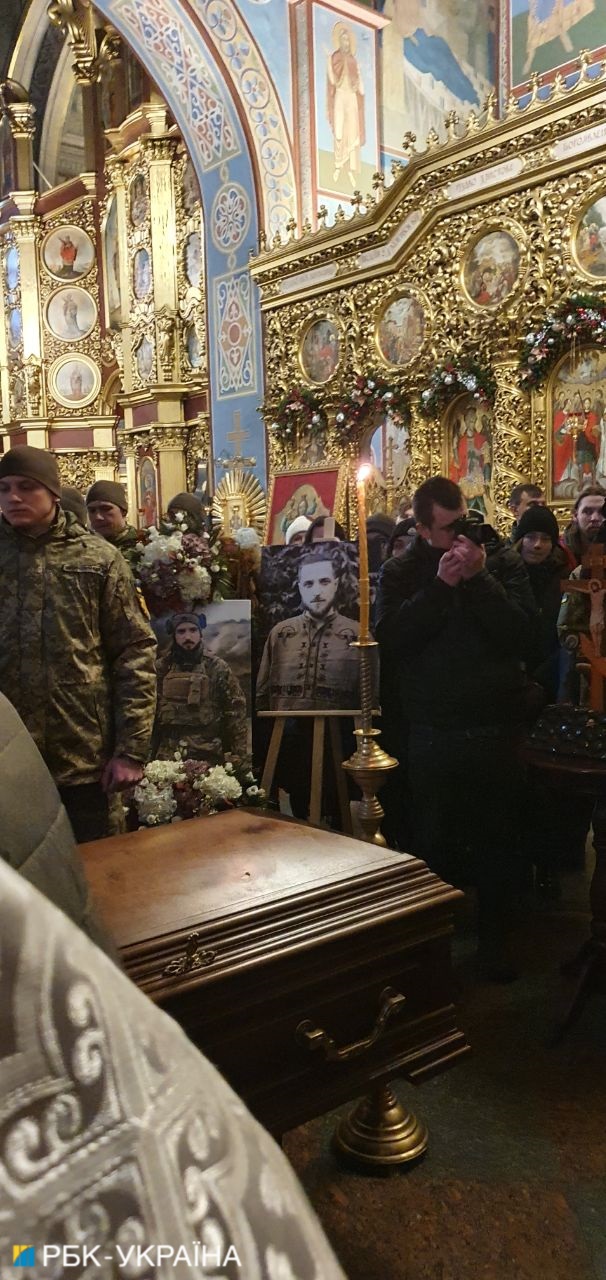 В Киеве прощаются с погибшим поэтом Максимом Кривцовым: трогательные фото