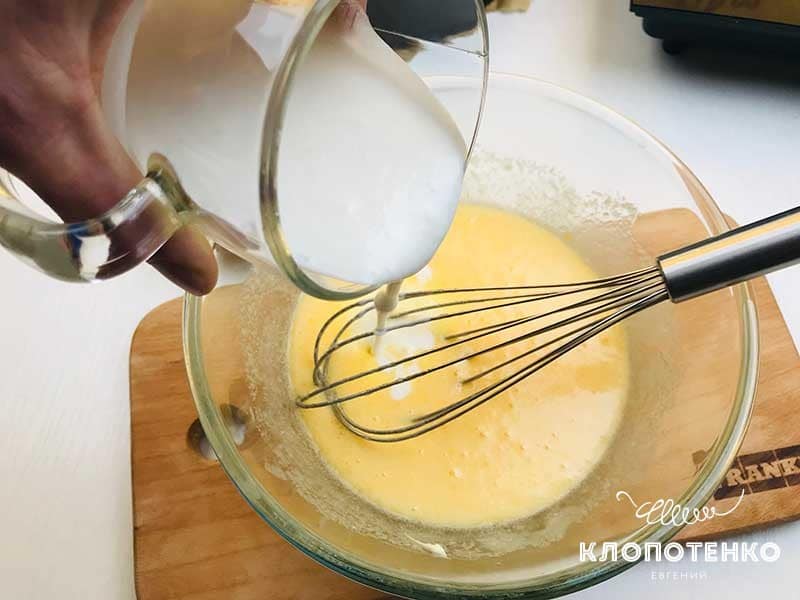 Найпростіший яблучний пиріг на кефірі від Євгена Клопотенка: швидко і дешево!