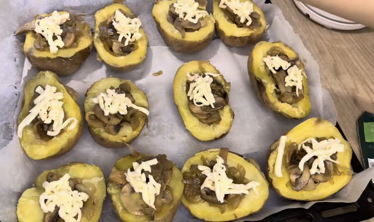 Как приготовить вкусные картофельные &quot;лодочки&quot; с грибами: простой пошаговый рецепт