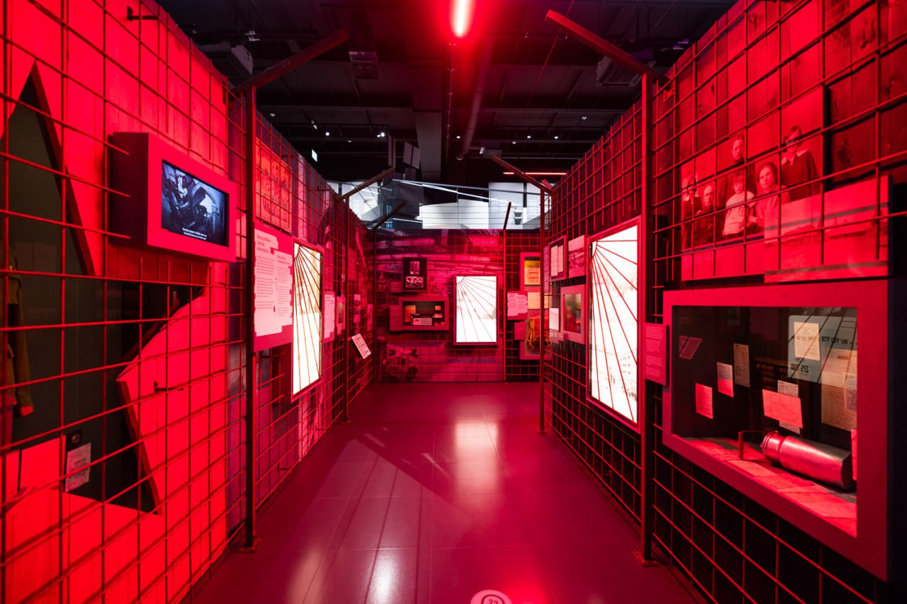 Елена Зеленская в латвийском музее оккупации показала, как носить черный брючный костюм (фото)