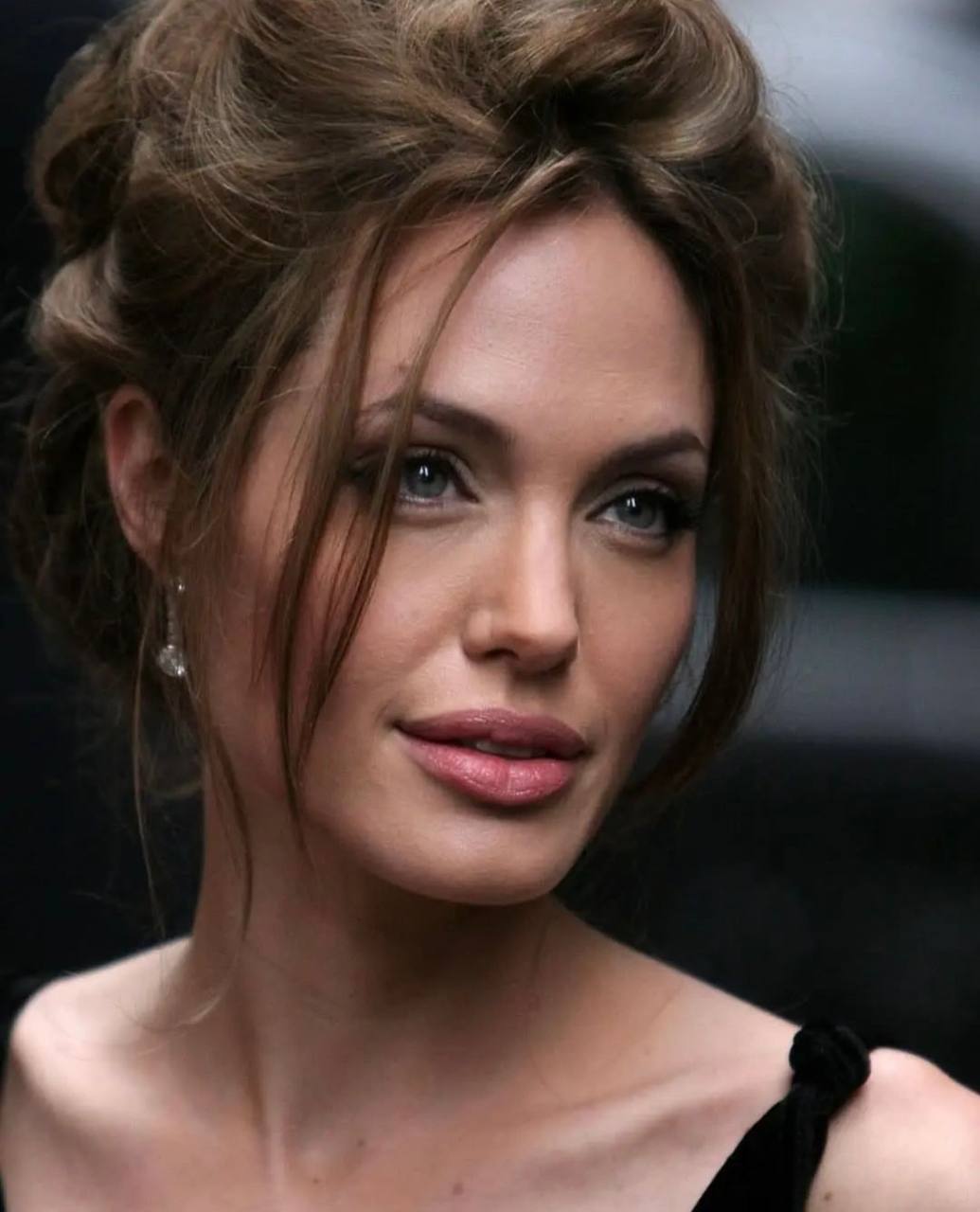 Визажистка рассказала секреты фирменного макияжа Анджелины Джоли (видео)