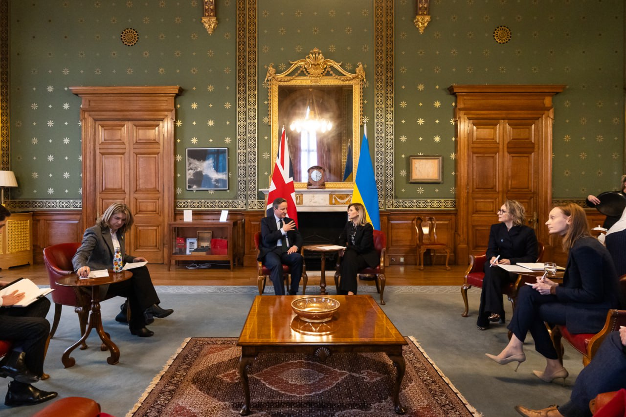 Елена Зеленская показала, как соединить трендовую рубашку в клетку с классическим костюмом (фото)