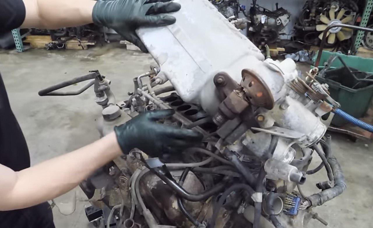 Ось що буде з двигуном, якщо не їздити автомобілем 17 років (відео)