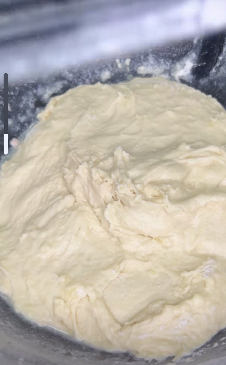 Будуть м'якими кілька днів: як приготувати картопляні булочки з соковитою начинкою