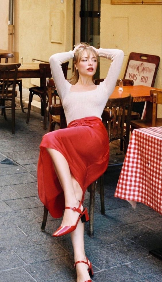 Стилистка сказала, как носить красную обувь весной 2024 года