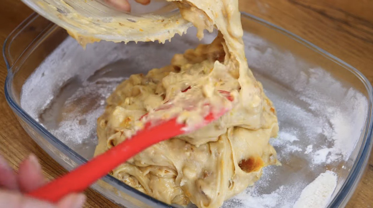 Без яєць та на мінеральній воді: рецепт незвичного заливного пирога з варенням