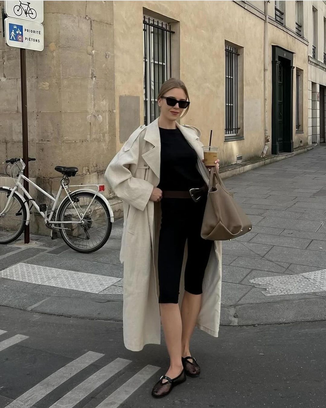 Повернулися в моду з 90-х: стиліст показала, як носити трендові штани