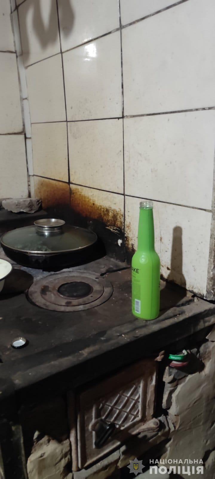 В запрещенном месте перебегала дорогу и упала на тротуаре: в Харькове у горе-матери забрали ребенка