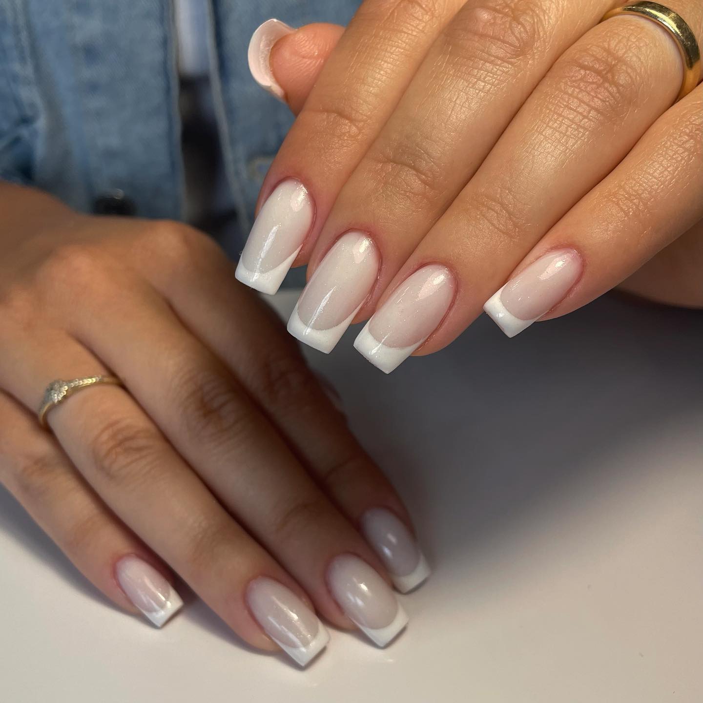 Белый маникюр не выходит из моды: идеи стильных дизайнов на осень 2024
