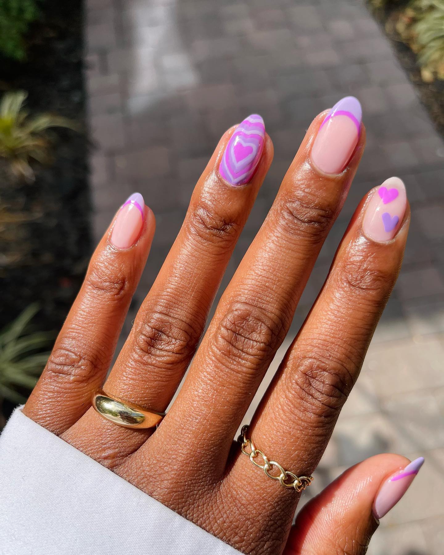 8 идей фиолетового французского маникюра: от блестящих кончиков до лавандовых акцентов