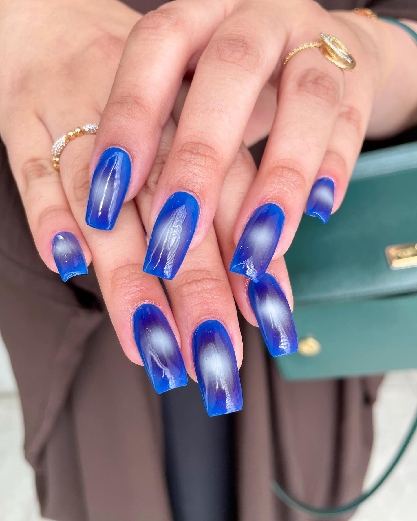 Как выглядит трендовый маникюр с аурой: идеи стильных дизайнов