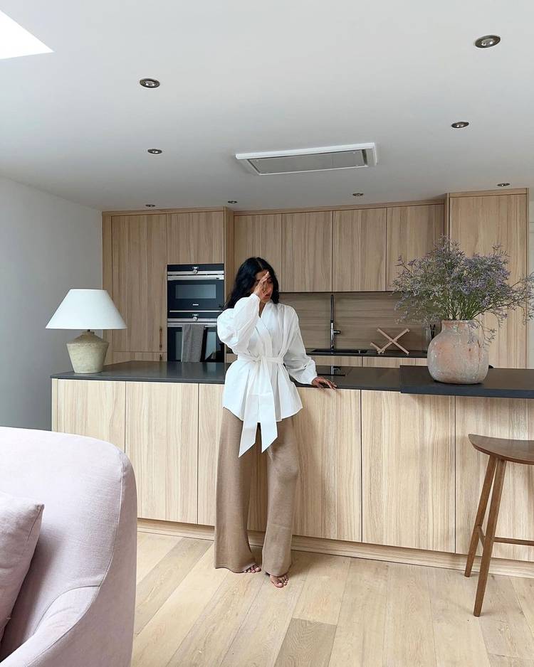 Какие женские брюки будут самыми модными зимой 2024-2025: фото трендовых образов