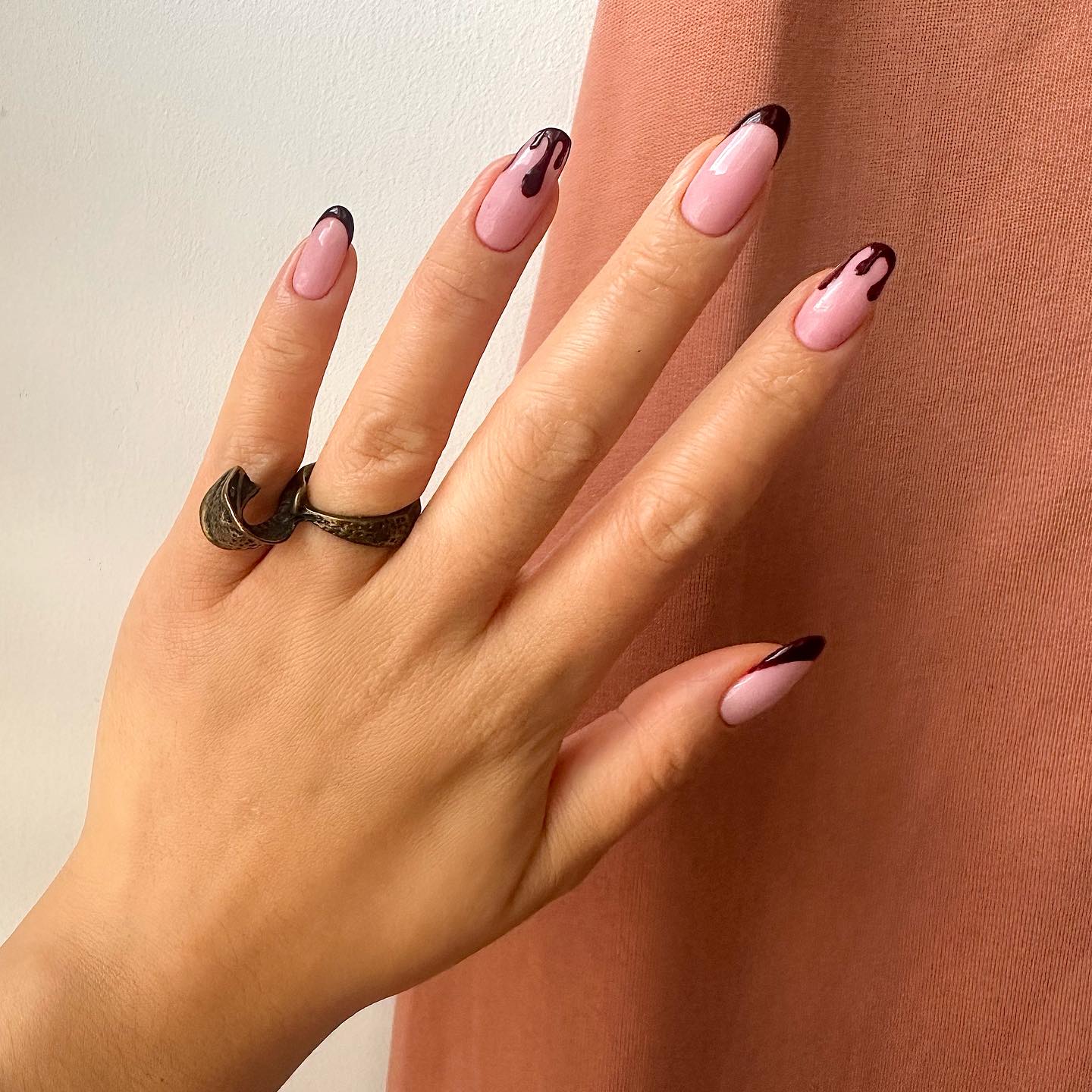 Оригинальные идеи маникюра на Хэллоуин-2024: какие дизайны в тренде