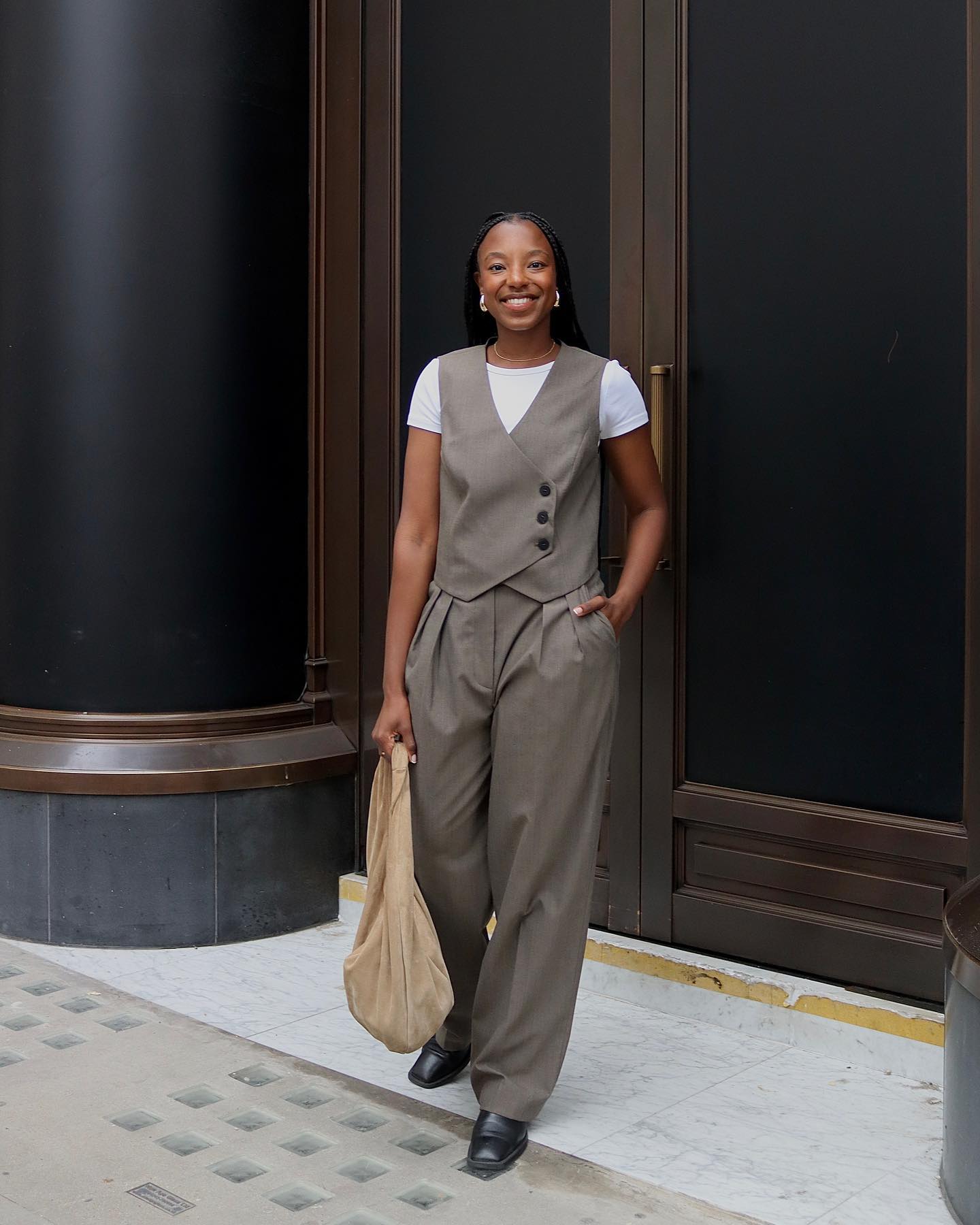 Как выглядит самая модная обувь на холодную осень: трендовые образы с ботильонами