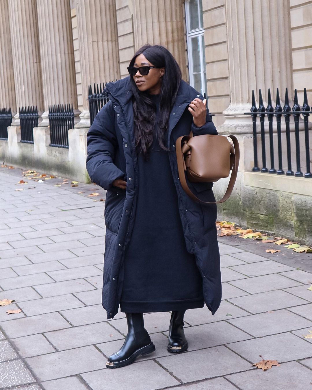 С чем носить черное платье осенью: 5 стильных образов, которые никогда не выйдут из моды