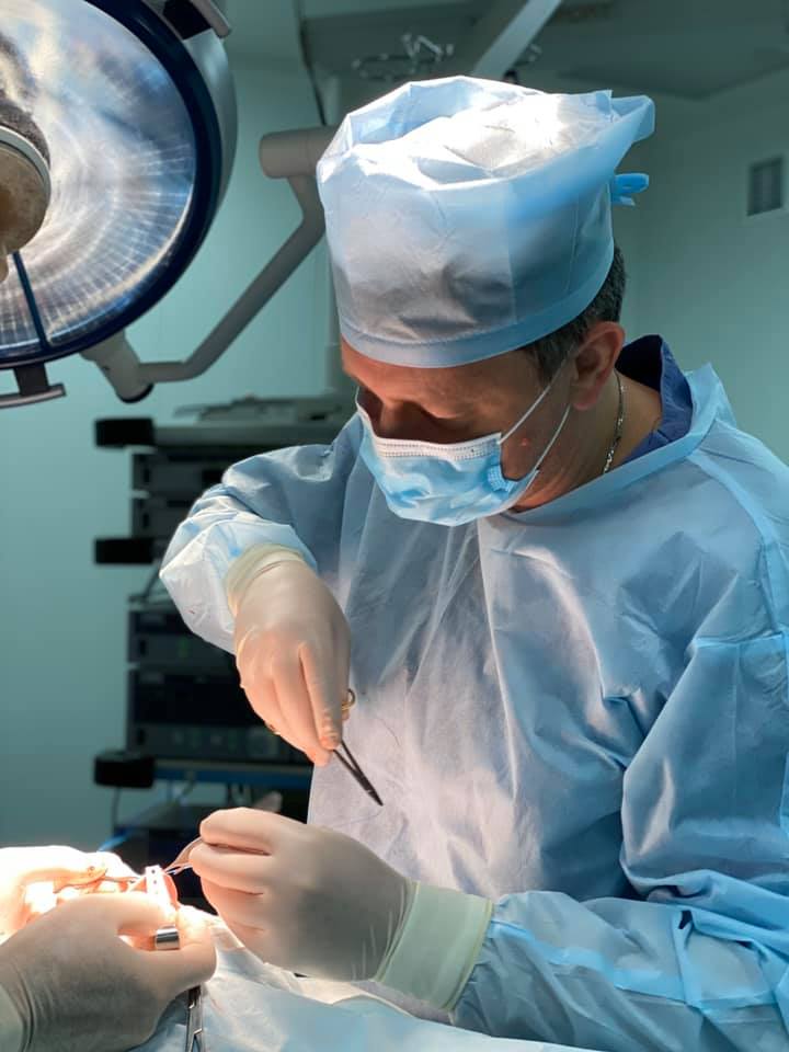 От 3 до 12 тыс. долларов, а кому-то - бесплатно. Хирург откровенно рассказал о "пластике" в Украине