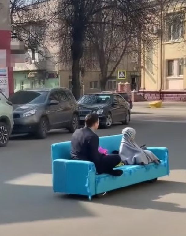 Украинский изобретатель представил машину-диван, которая ездит по Тернополю (видео)