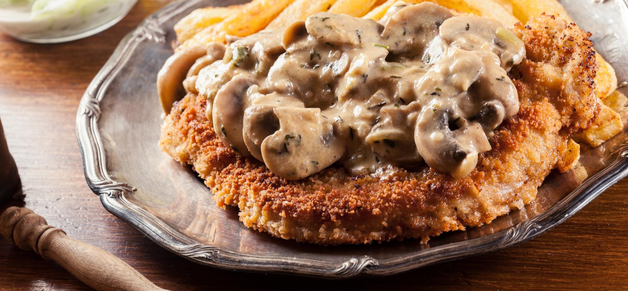 Прекрасно подойдет на ужин: как приготовить охотничий шницель с грибным соусом