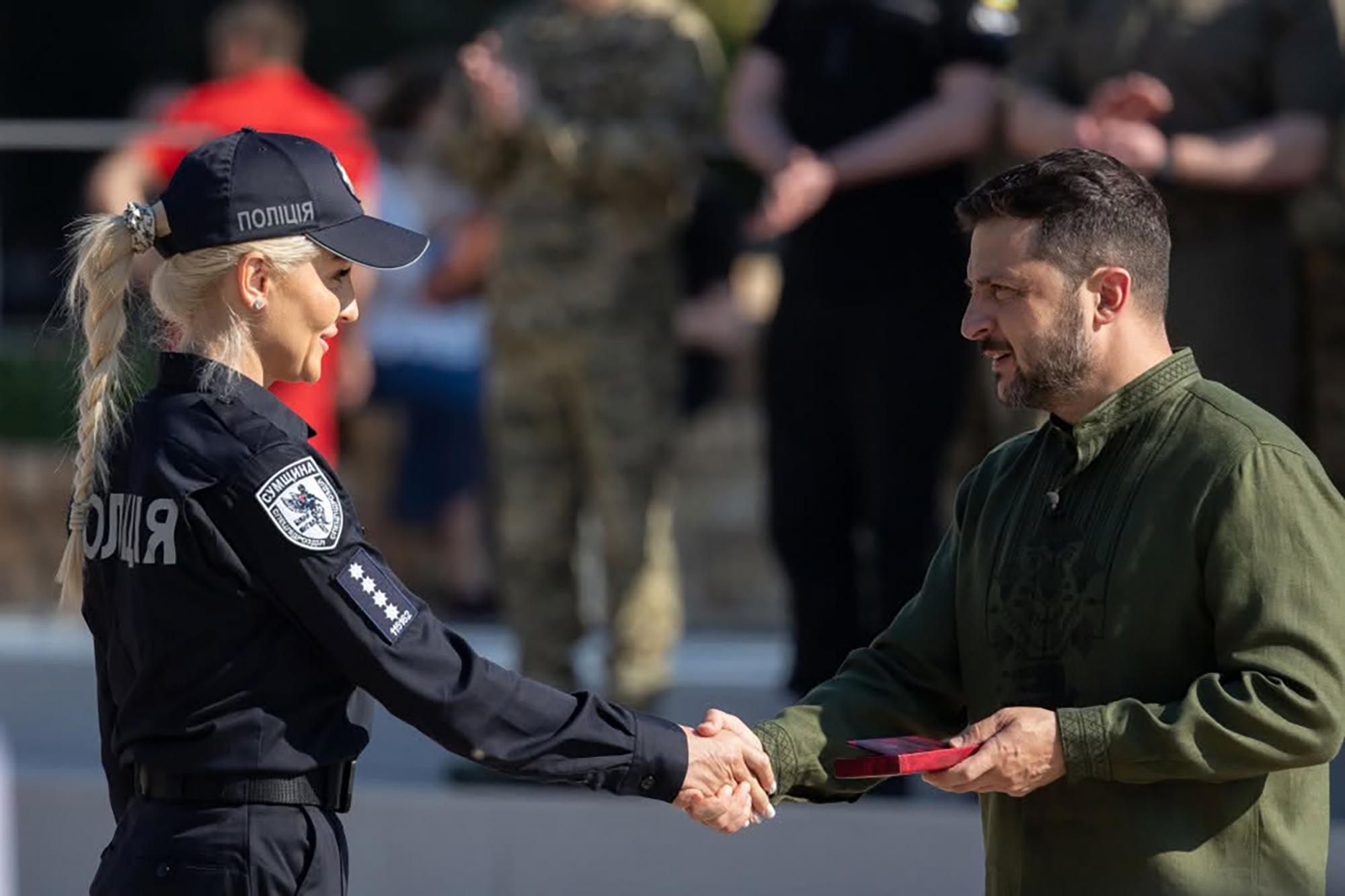 "Кожна поїздка може бути останньою": історія поліцейської з групи евакуації на Сумщині