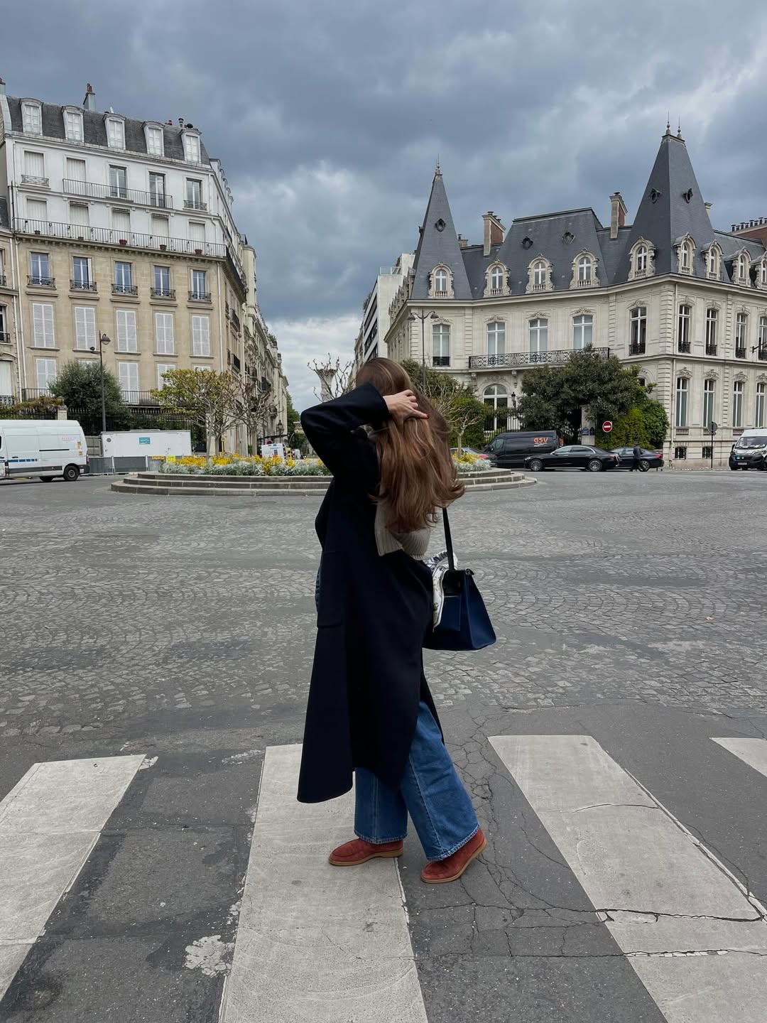 Горняк показала многослойный "лук" с пальто и свитером: повторите этот тренд