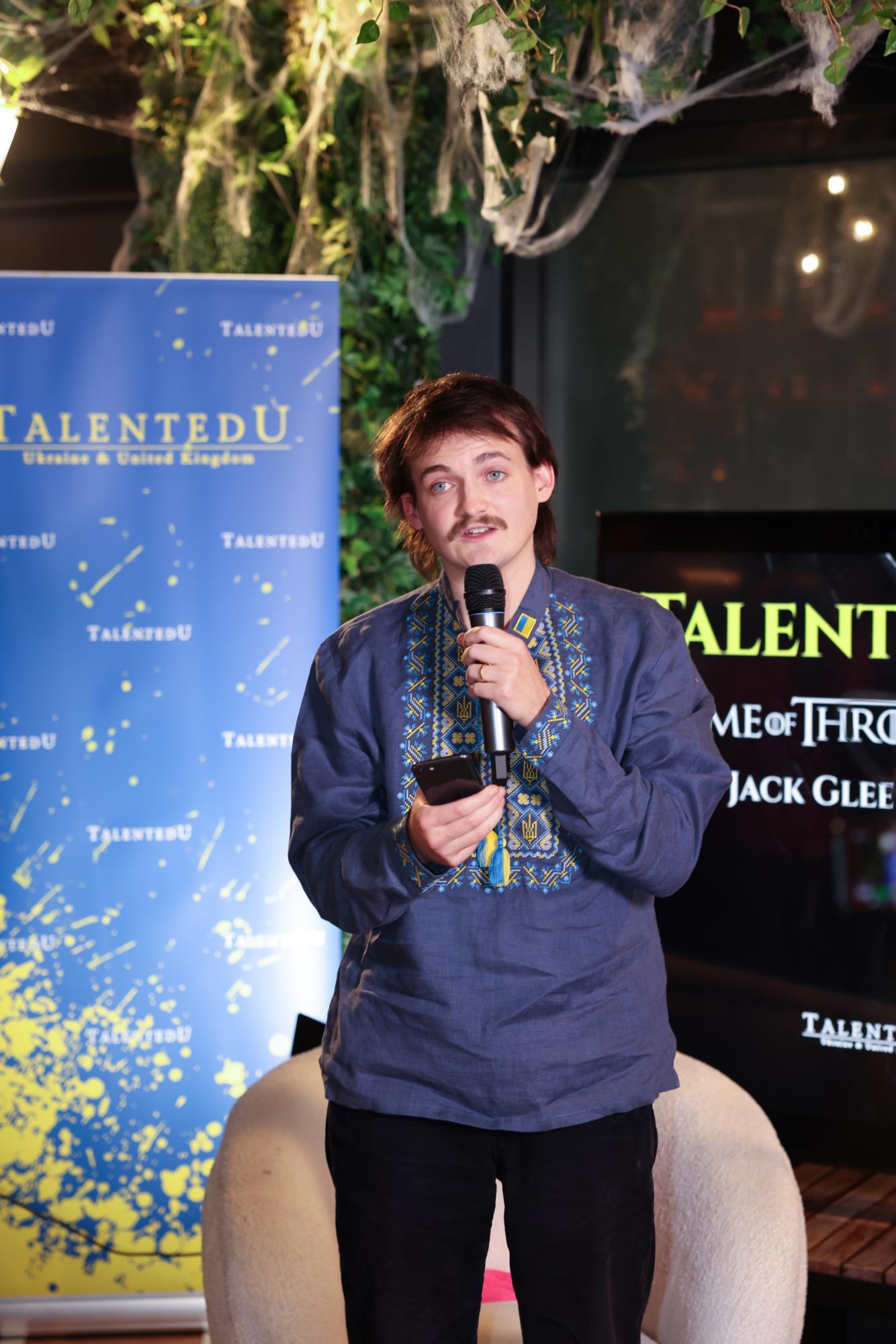 Зірка "Гри Престолів" у вишиванці сказав, що мріє зіграти Івасюка чи Сковороду (фото)