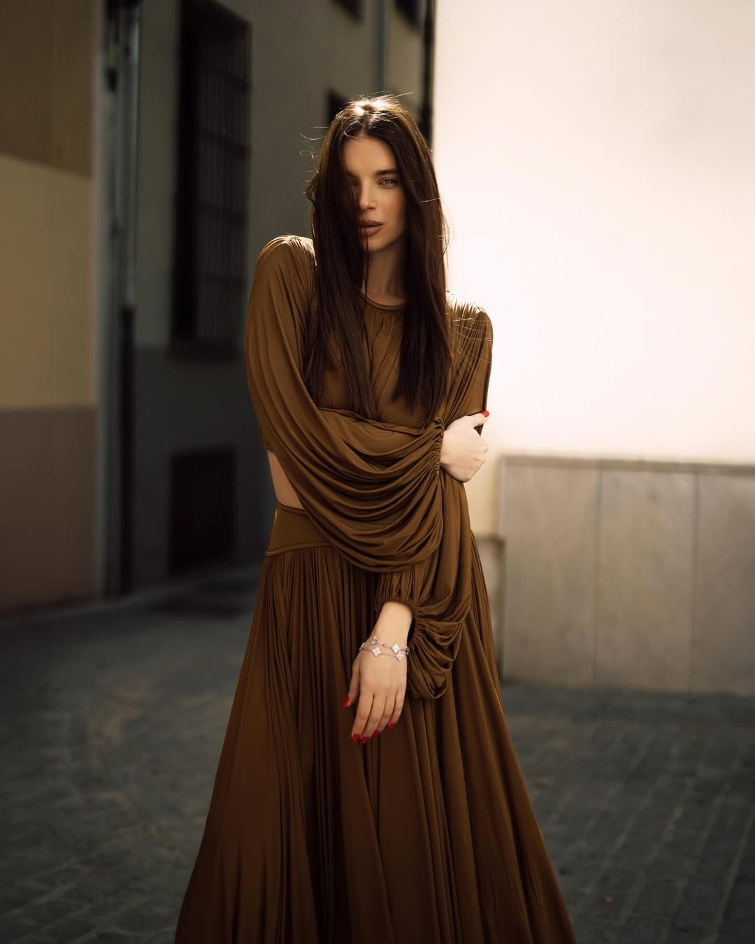 Дружина Усика вразила елегантним образом у максіспідниці та на підборах: стильні фото