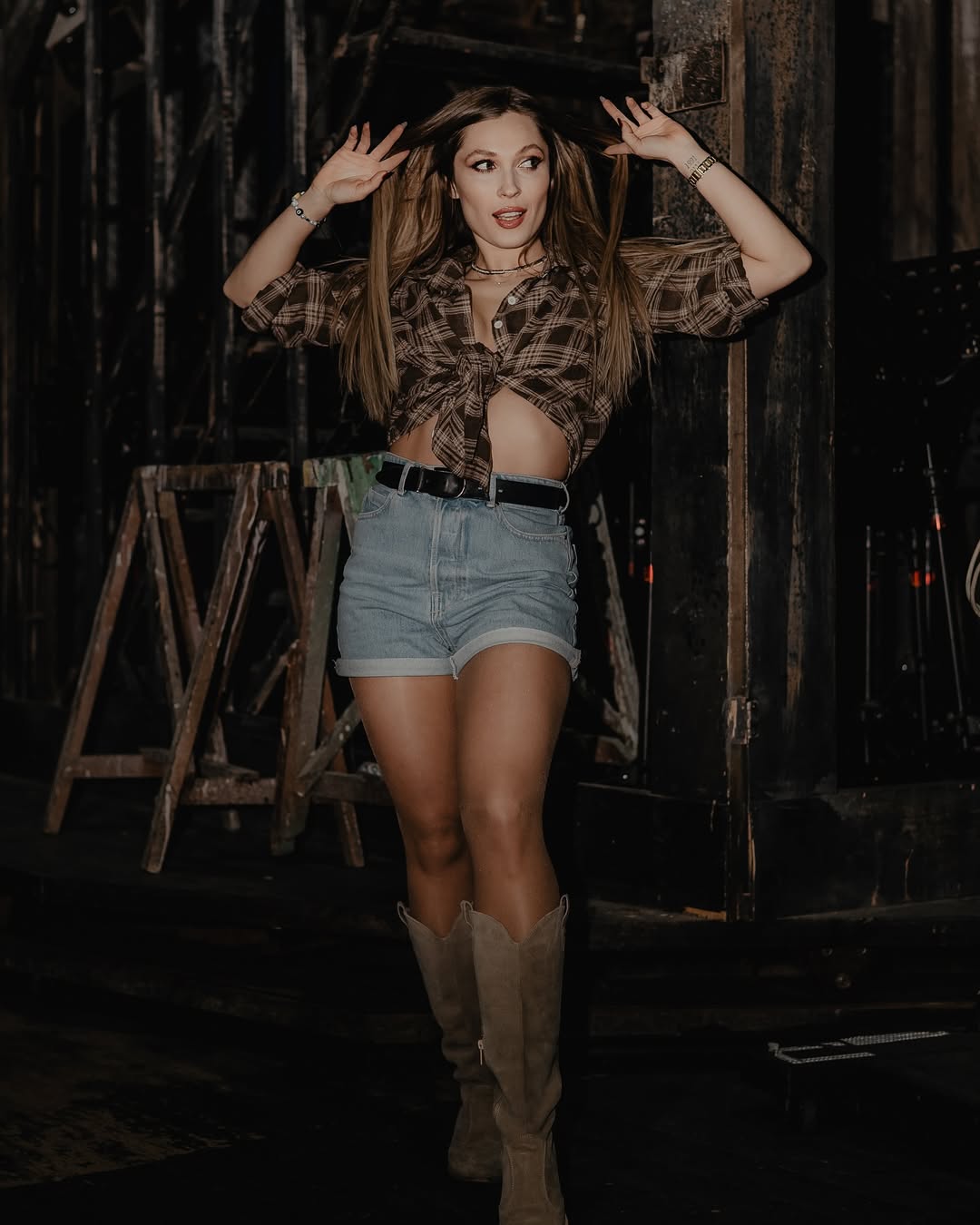 Джинсові шорти та ковбойські чоботи - гарячі тренди весни 2025: приклад від акторки Світлицької