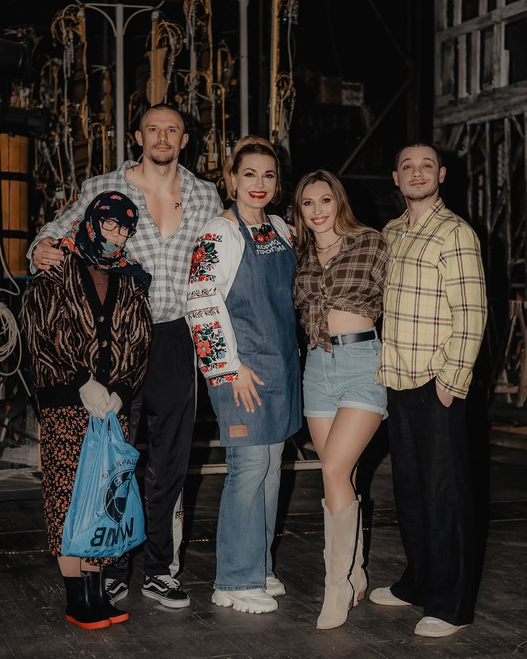 Джинсові шорти та ковбойські чоботи - гарячі тренди весни 2025: приклад від акторки Світлицької