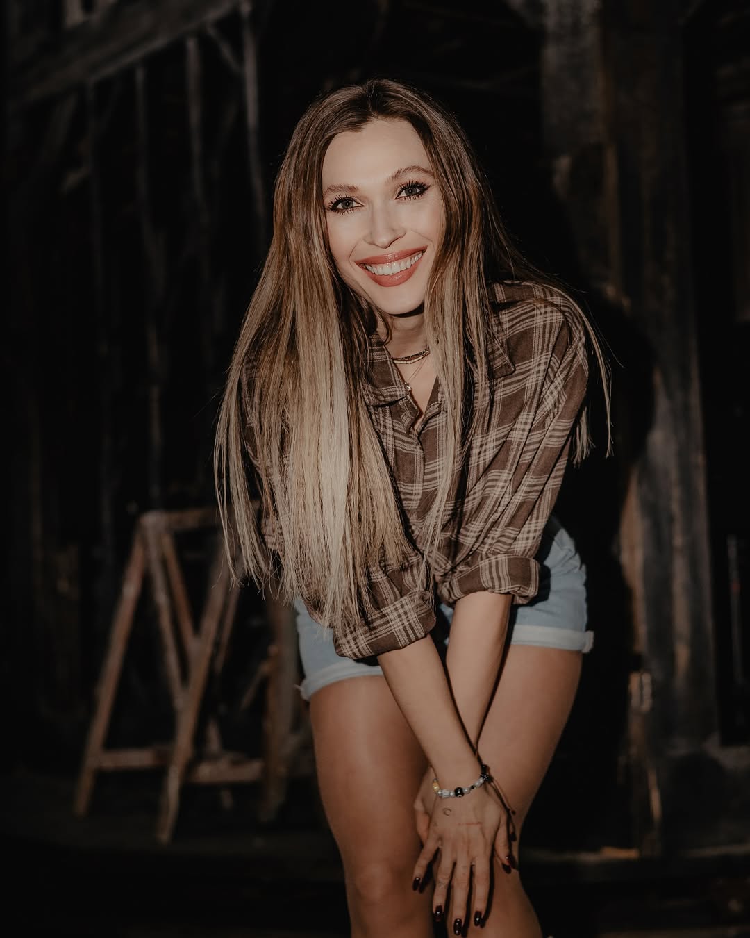 Джинсові шорти та ковбойські чоботи - гарячі тренди весни 2025: приклад від акторки Світлицької