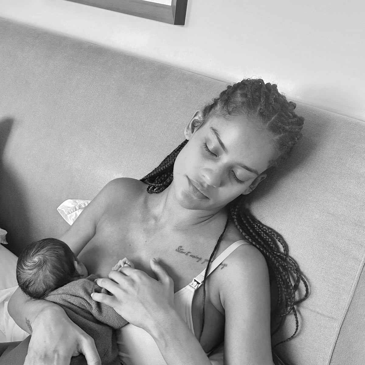 Возлюбленная Венсана Касселя показала фигуру в бикини спустя месяц после родов