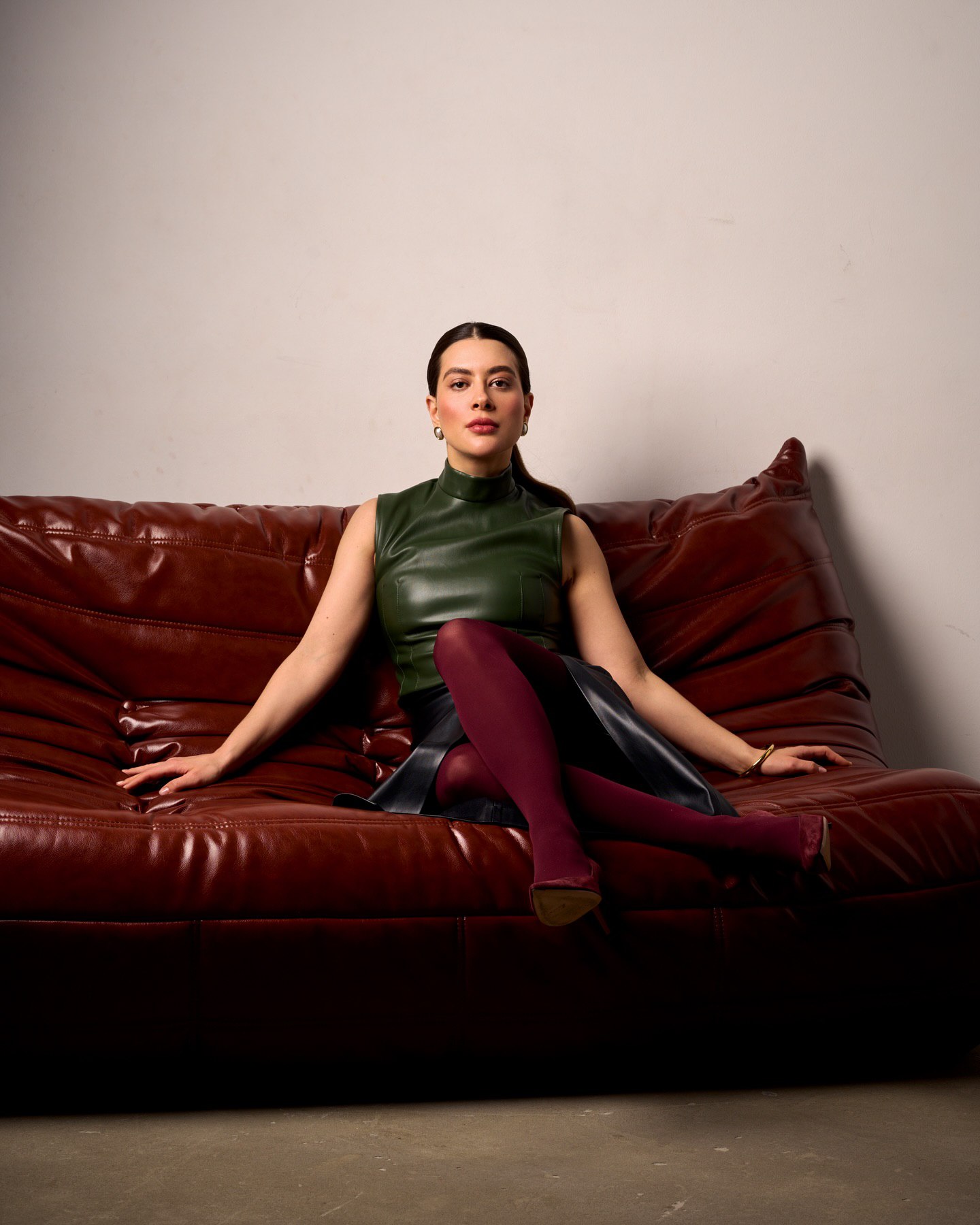 Формула модного образа: MamaRika и Рамина показали, как стилизовать кожаную юбку