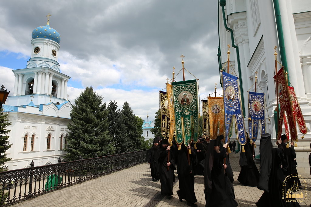 Хресна хода і молитви "за всіх нас грішних": яким було останнє богослужіння у Святогірській лаврі