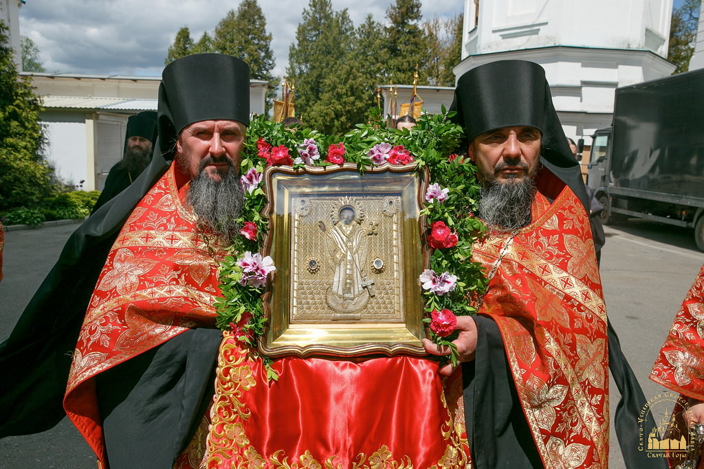 Хресна хода і молитви "за всіх нас грішних": яким було останнє богослужіння у Святогірській лаврі