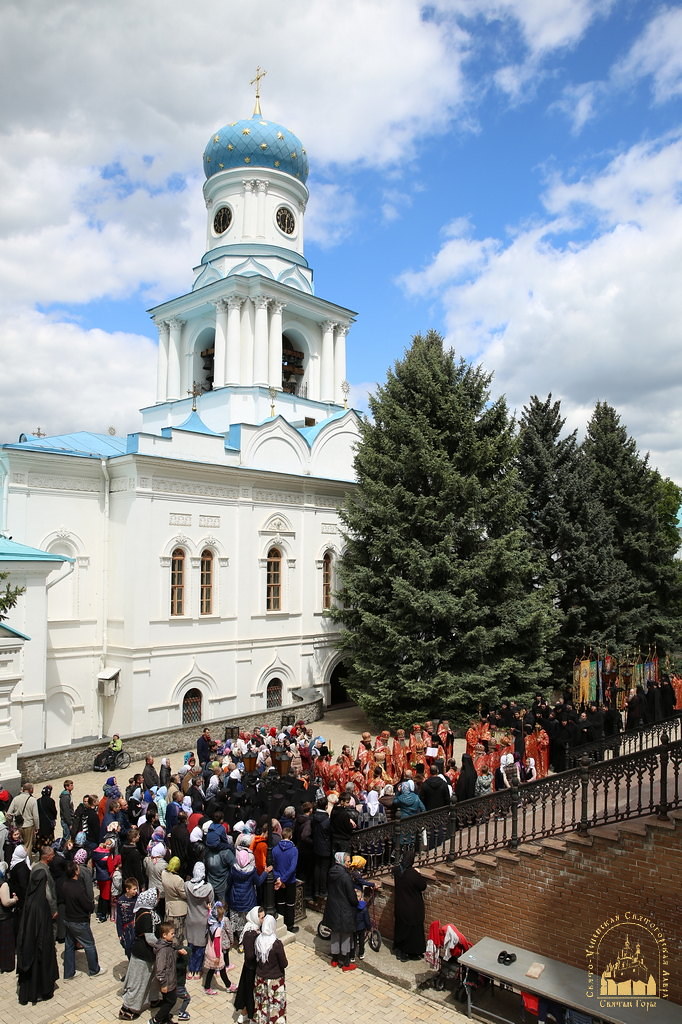 Хресна хода і молитви "за всіх нас грішних": яким було останнє богослужіння у Святогірській лаврі