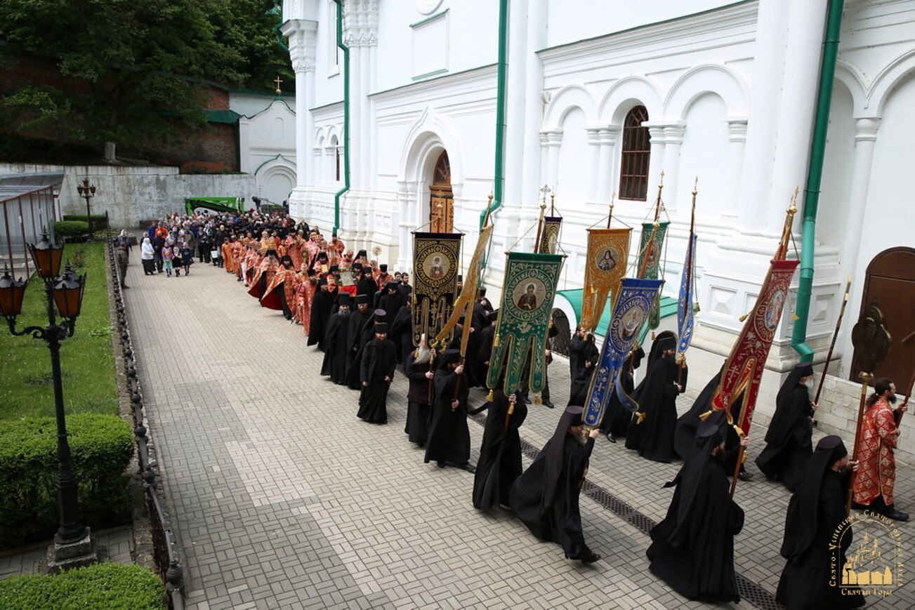 Хресна хода і молитви "за всіх нас грішних": яким було останнє богослужіння у Святогірській лаврі