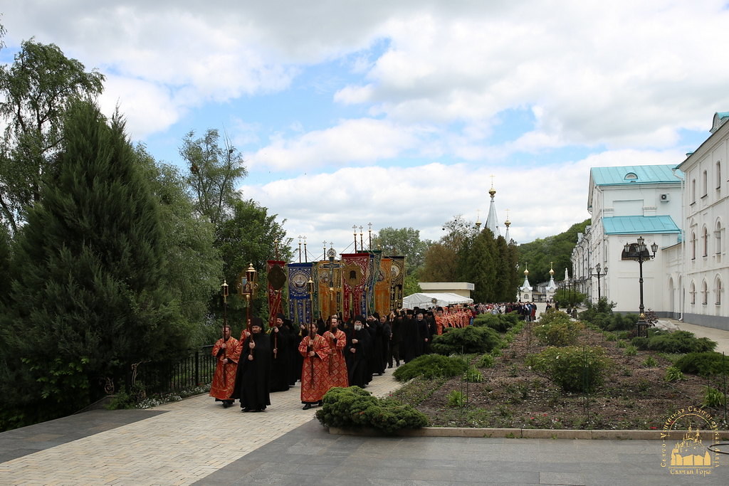 Хресна хода і молитви "за всіх нас грішних": яким було останнє богослужіння у Святогірській лаврі